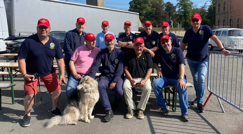 Les membres du Lions Club Floreffe, en polo bleu et casquette rouge