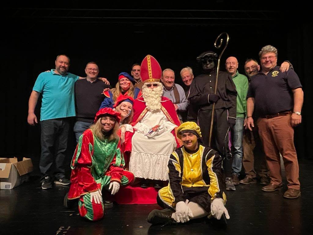 Le club réuni sur scène autour de saint Nicolas et de ses personnages